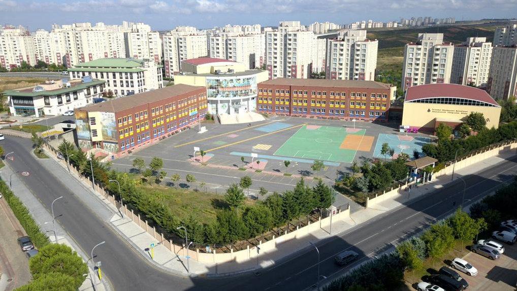 Başakşehir 5.etap aşiyan sitesinde 7.kat 135m2 3+1 satılık daire - Fotoğraf 2